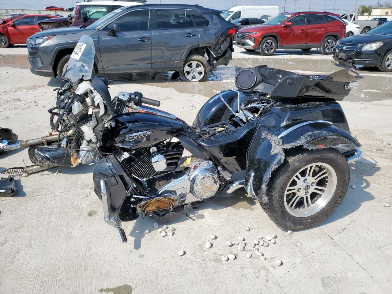 2014 HARLEY-DAVIDSON FLHTCUTG TRI GLIDE ULTRA photo 3