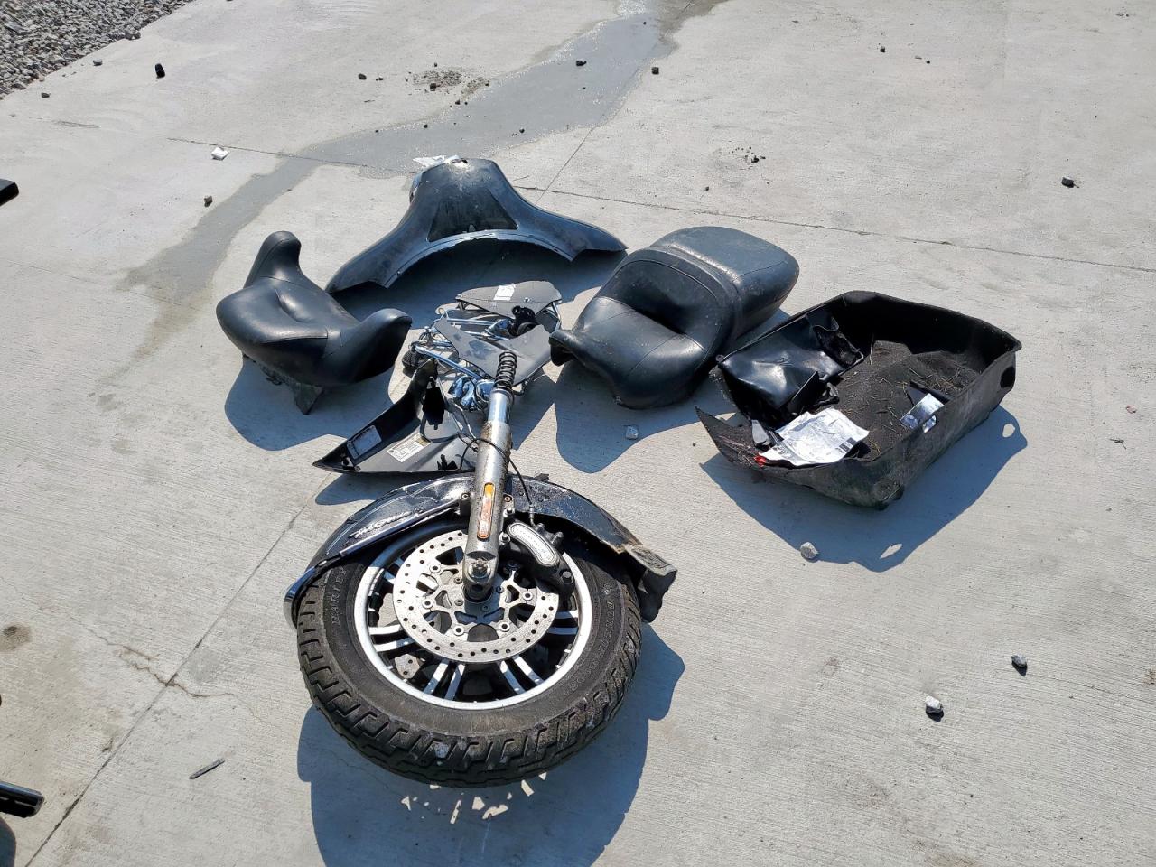 2014 HARLEY-DAVIDSON FLHTCUTG TRI GLIDE ULTRA photo 8