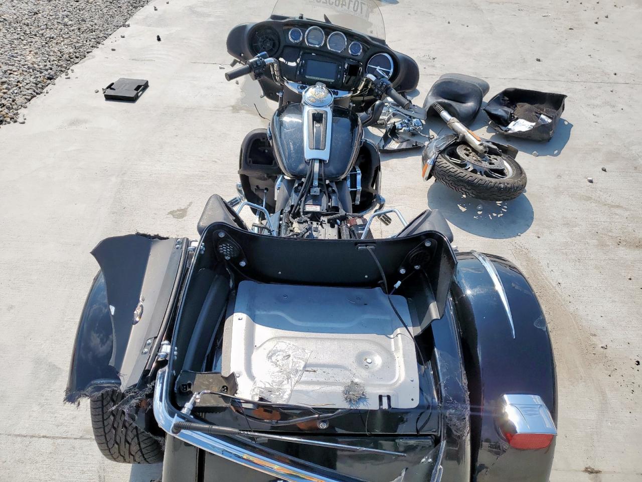 2014 HARLEY-DAVIDSON FLHTCUTG TRI GLIDE ULTRA photo 6