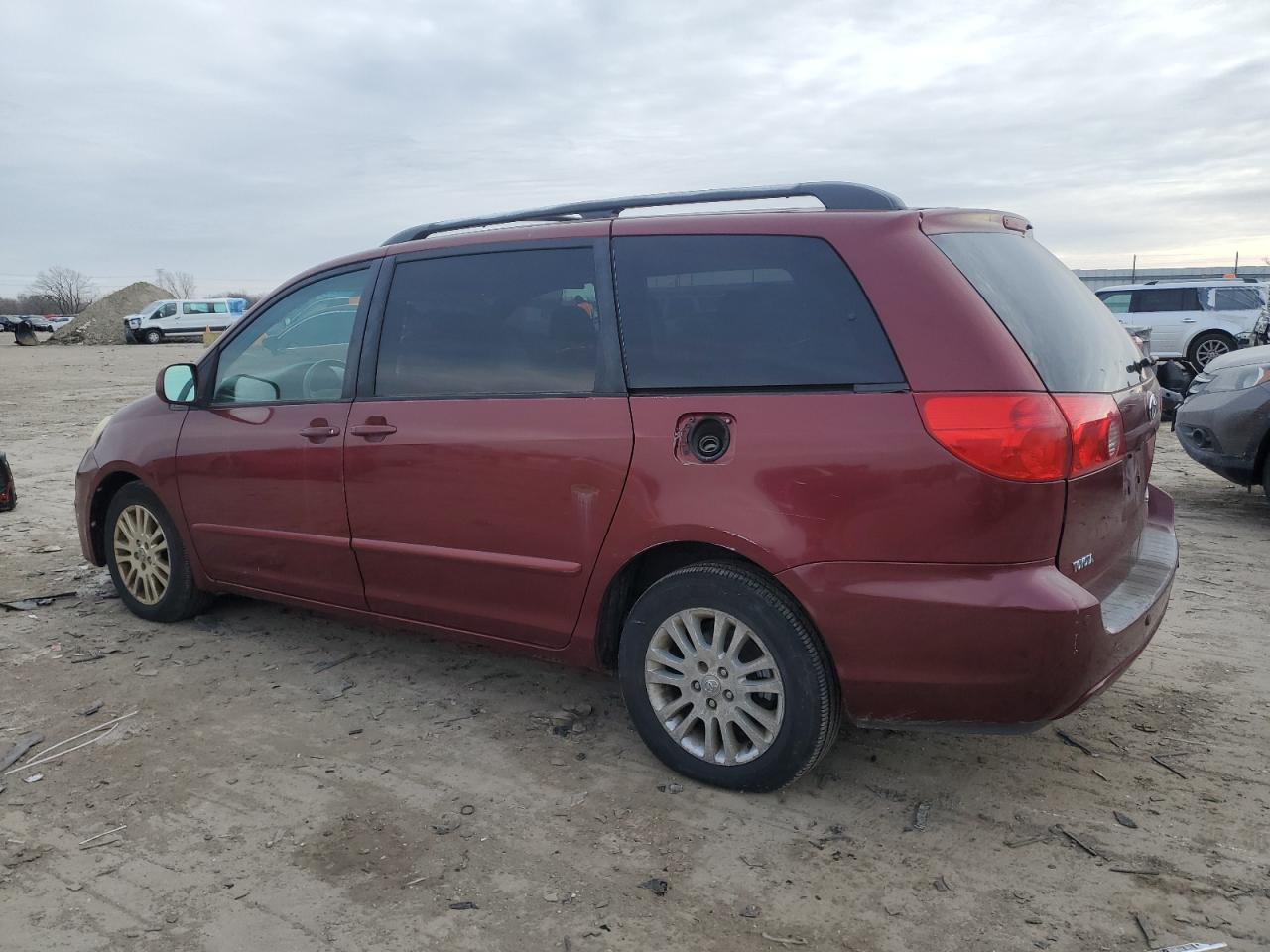 2007 TOYOTA SIENNA photo 2