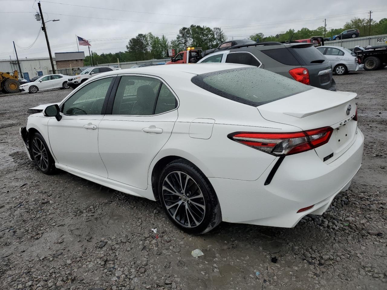 2018 TOYOTA CAMRY L photo 2