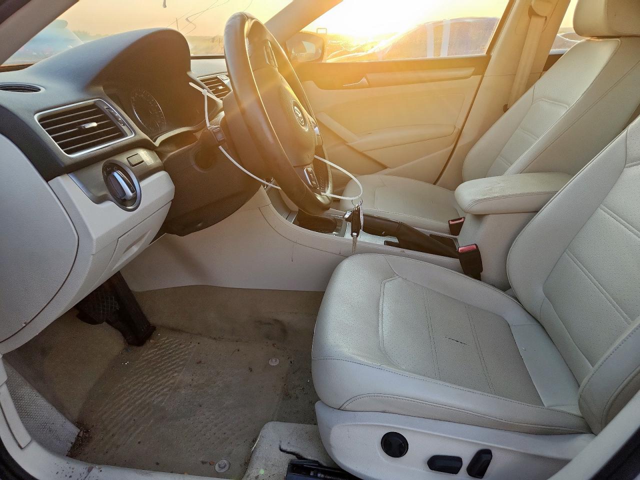 2014 VOLKSWAGEN PASSAT SE photo 13
