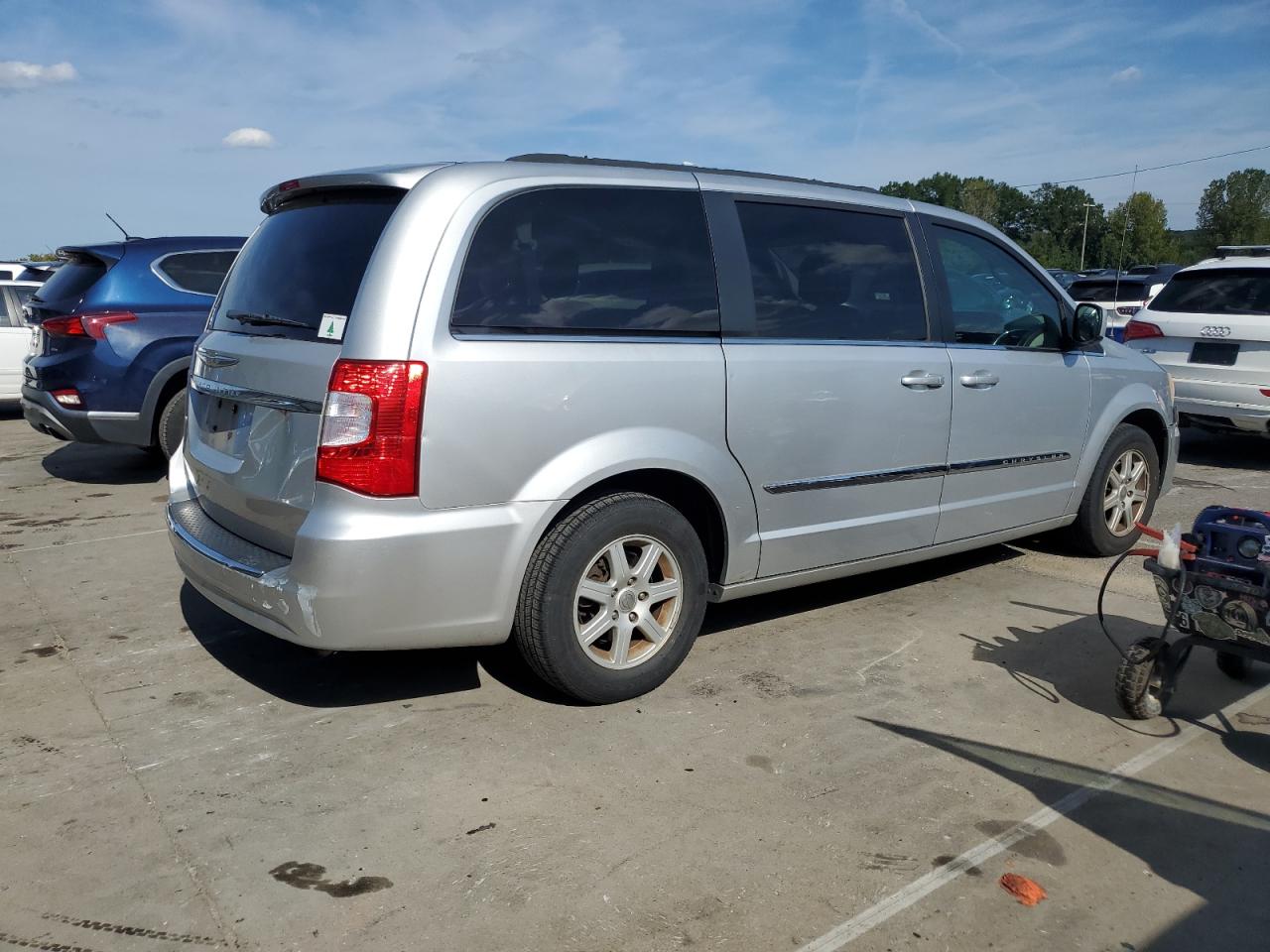 2011 CHRYSLER TOWN & COUNTRY TOURING L photo 3