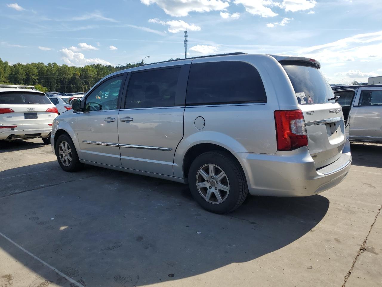 2011 CHRYSLER TOWN & COUNTRY TOURING L photo 2