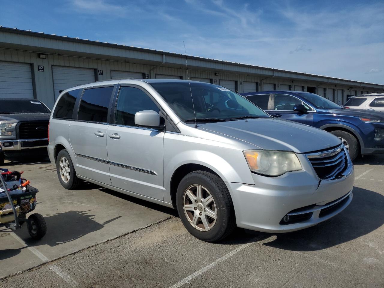 2011 CHRYSLER TOWN & COUNTRY TOURING L photo 4