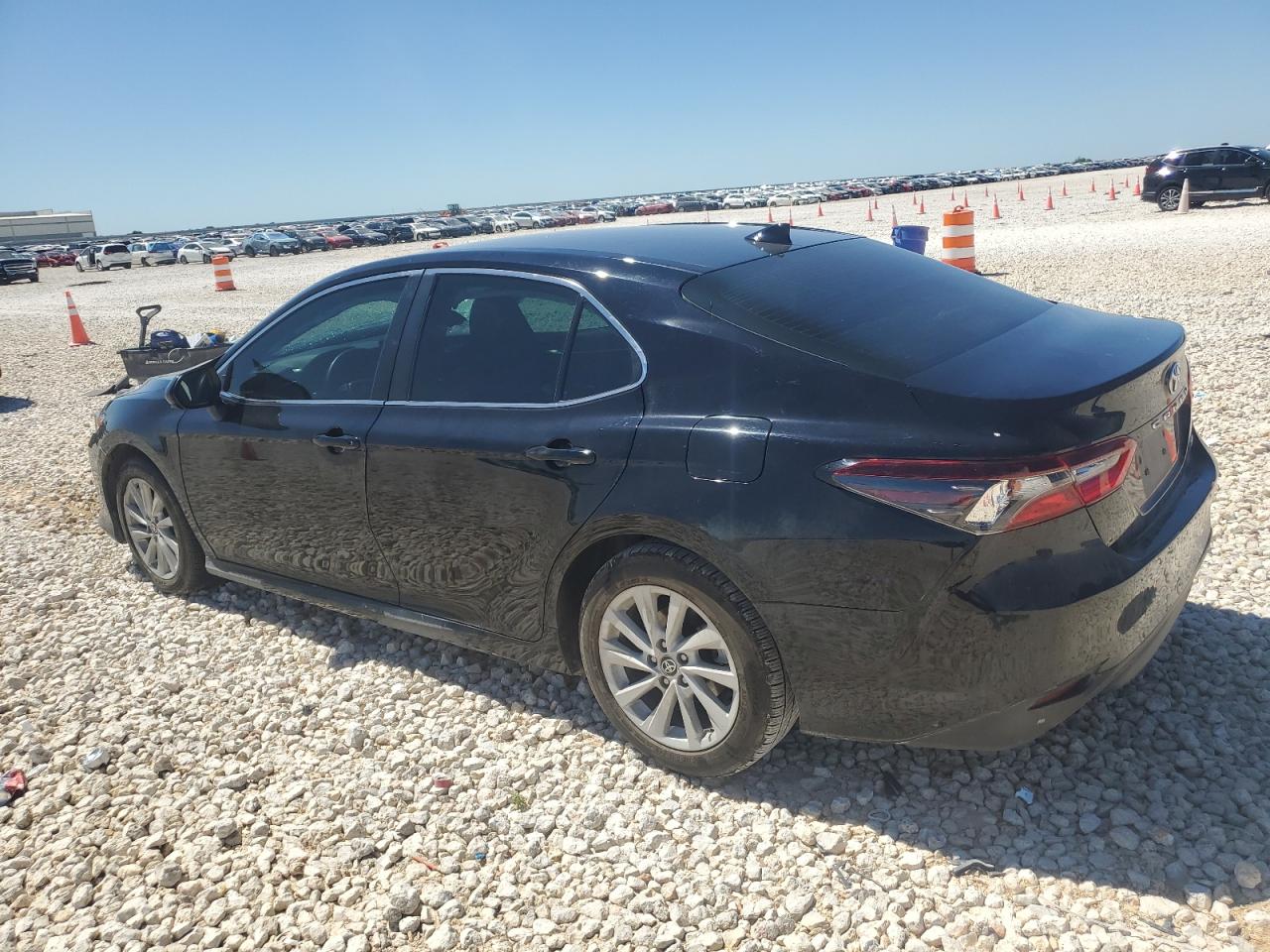 2022 TOYOTA CAMRY LE photo 3