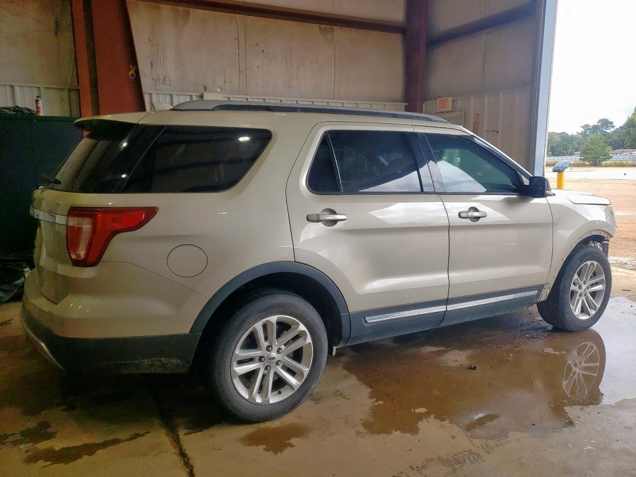 2017 FORD EXPLORER XLT photo 3
