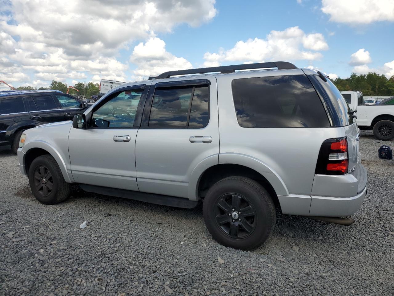 2010 FORD EXPLORER XLT photo 2