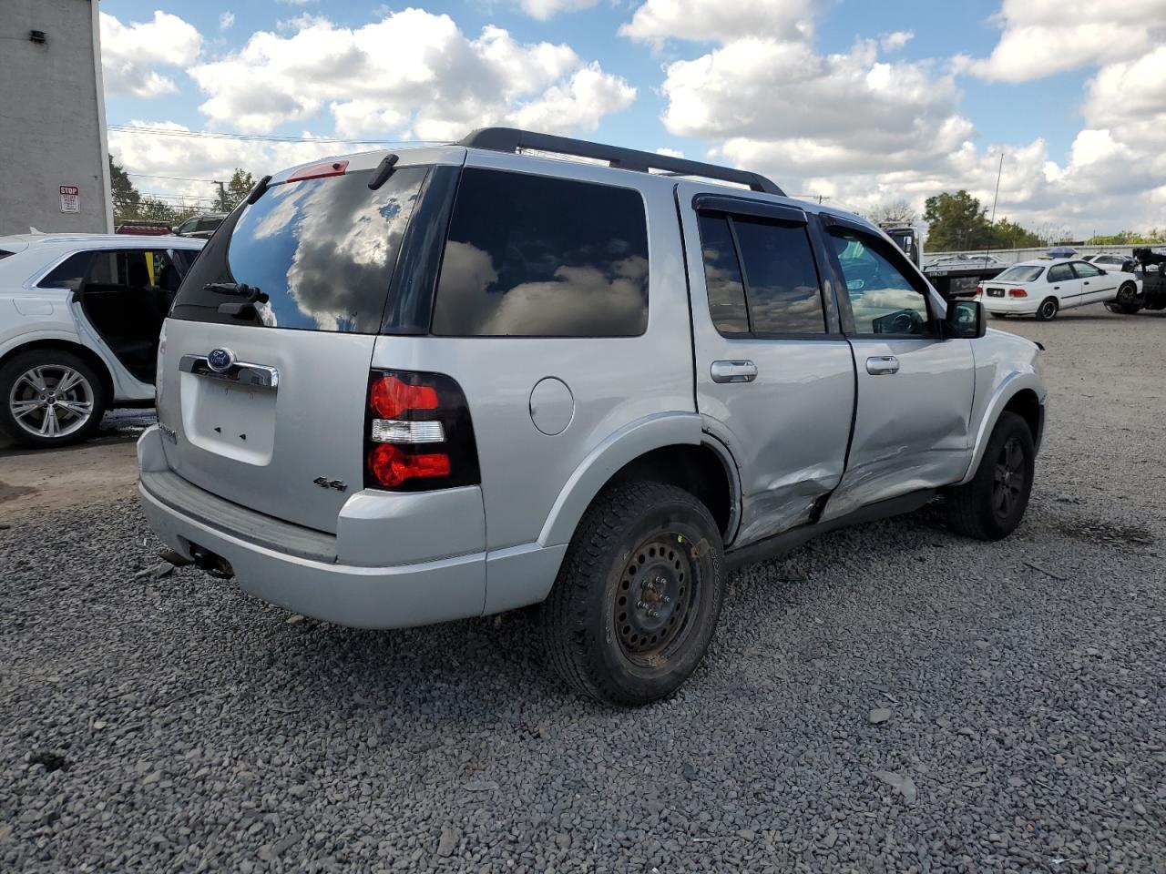 2010 FORD EXPLORER XLT photo 3