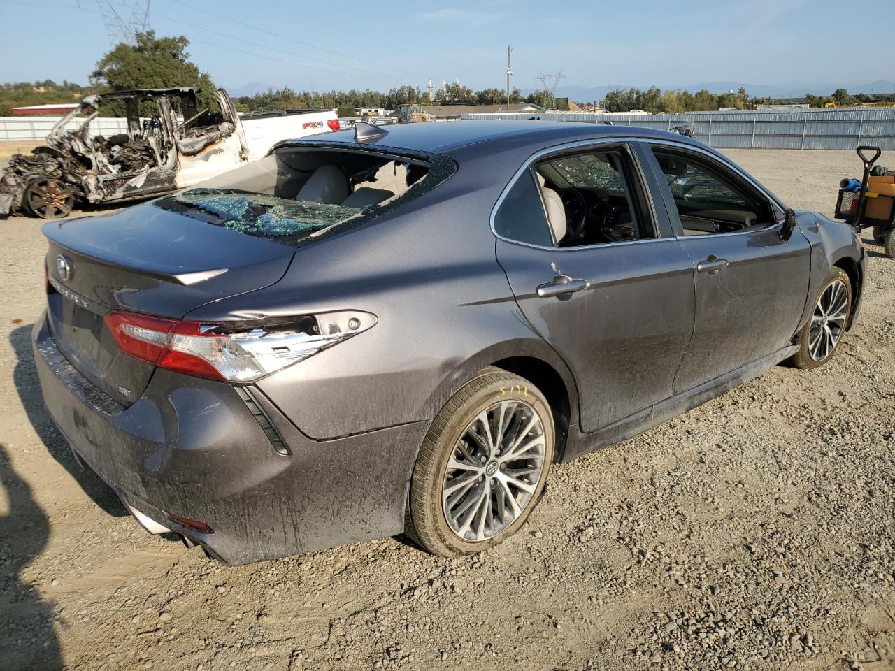 2020 TOYOTA CAMRY SE photo 3