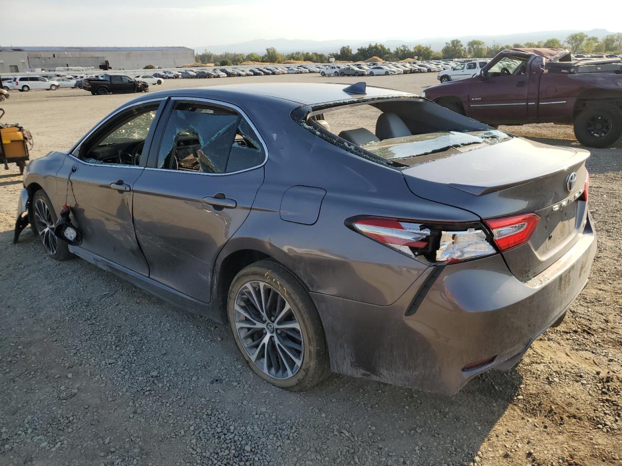 2020 TOYOTA CAMRY SE photo 2