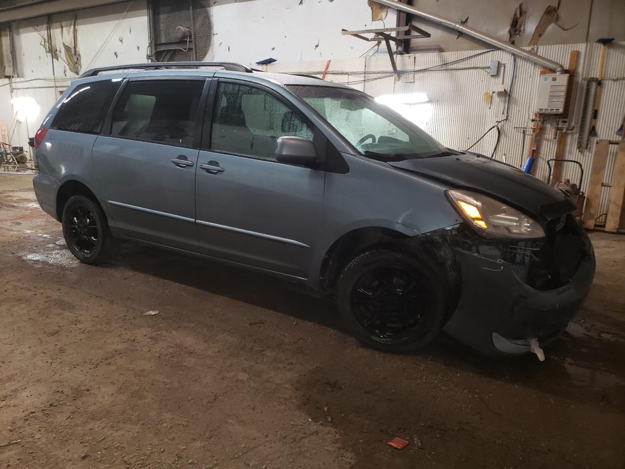 2004 TOYOTA SIENNA XLE photo 4