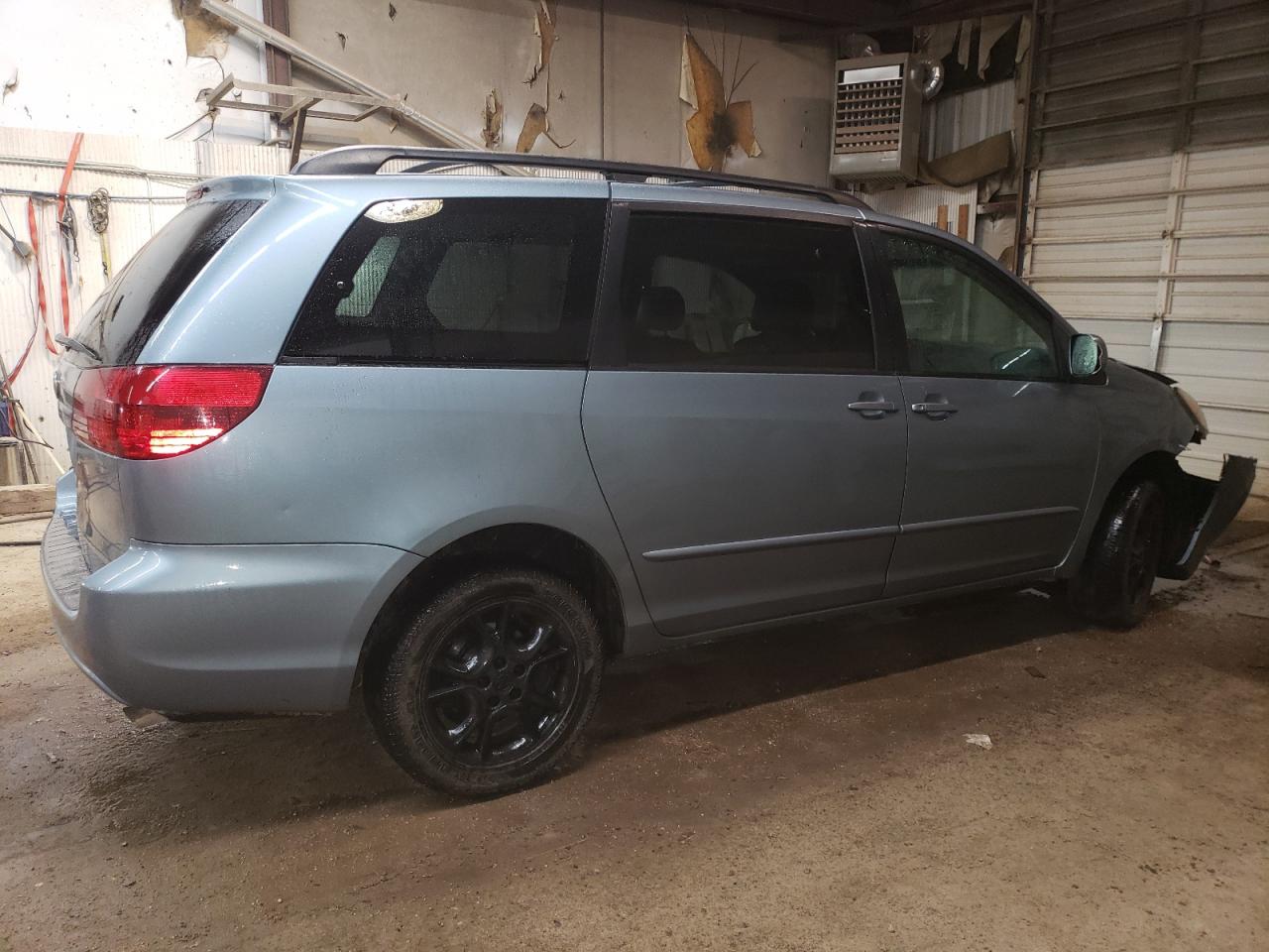 2004 TOYOTA SIENNA XLE photo 3