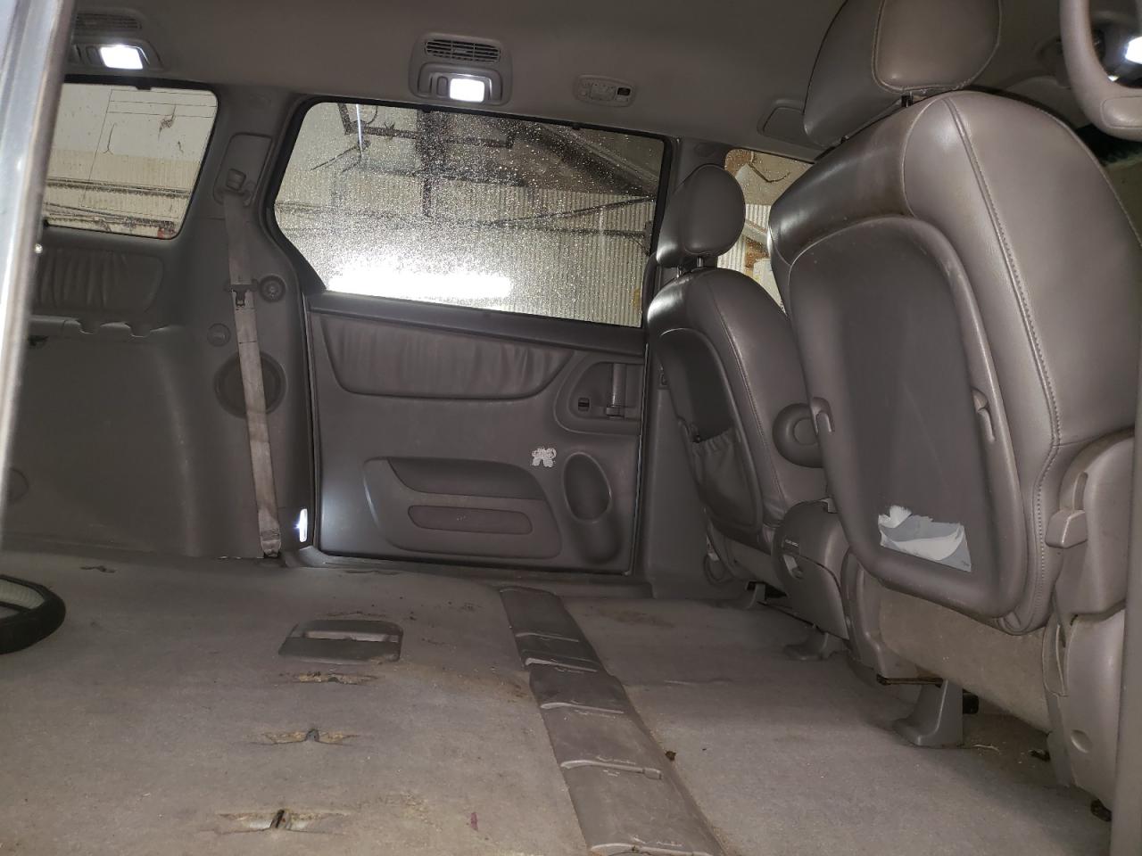 2004 TOYOTA SIENNA XLE photo 11