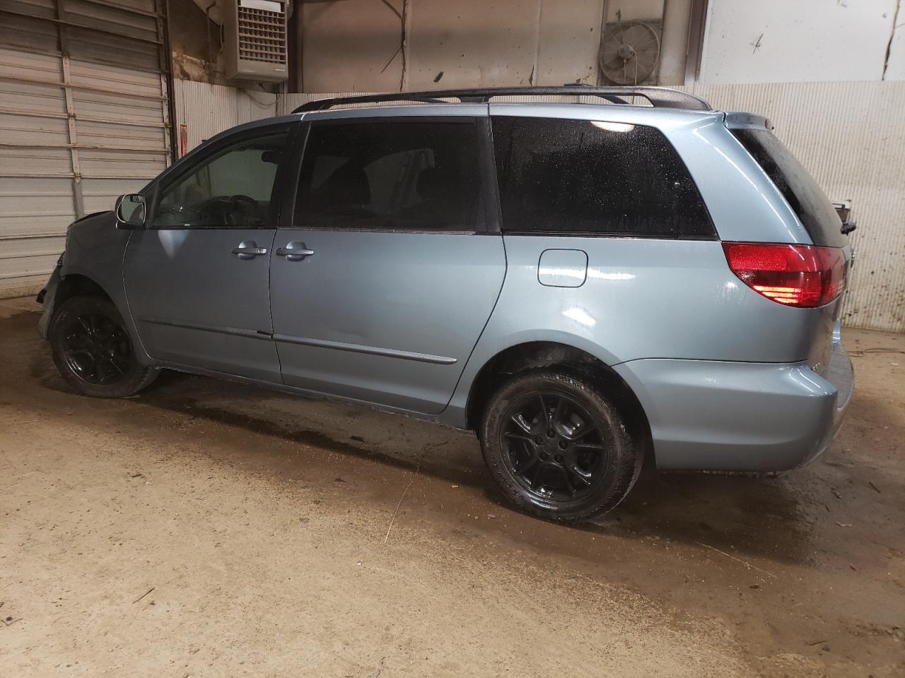 2004 TOYOTA SIENNA XLE photo 2