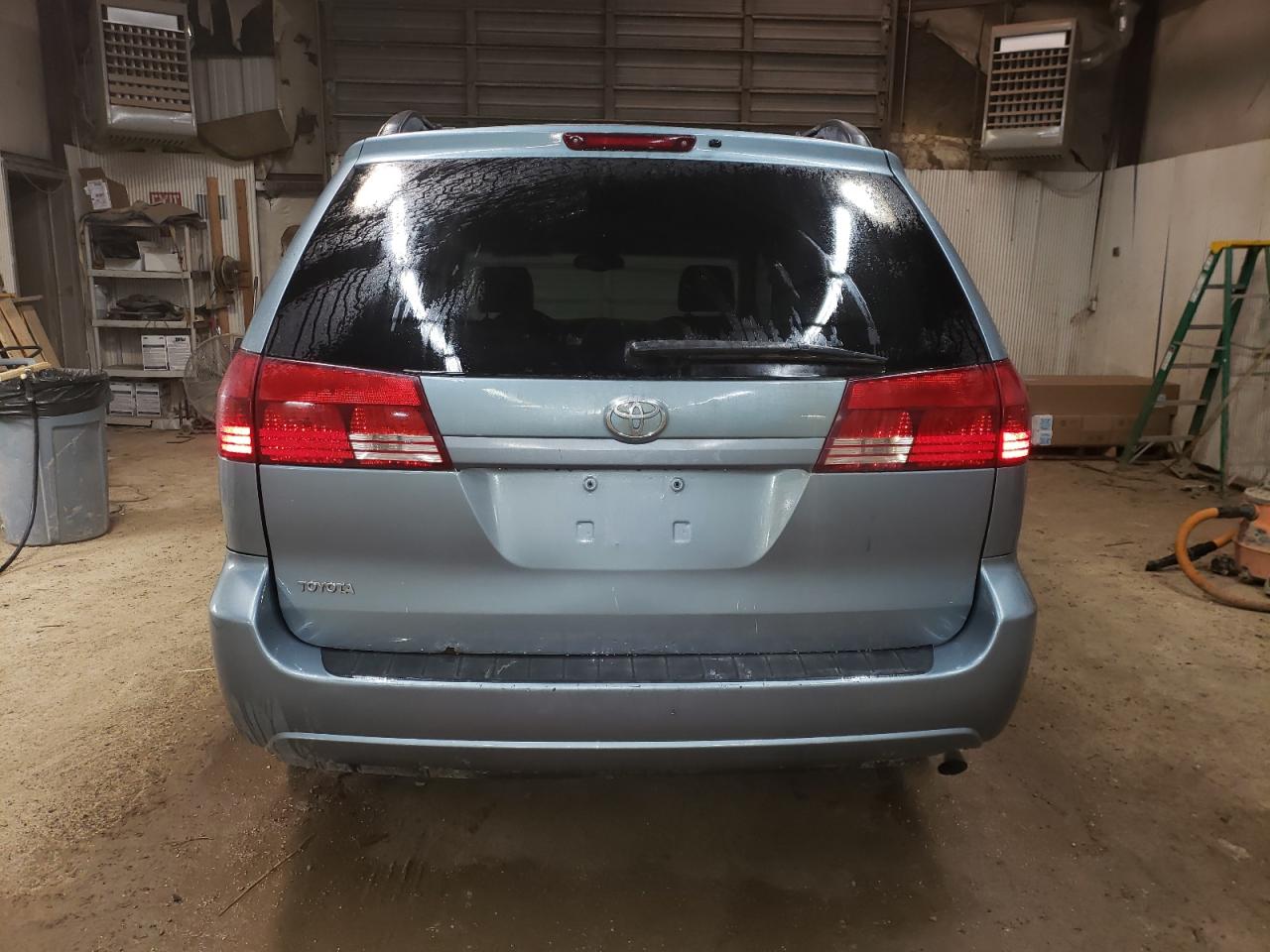 2004 TOYOTA SIENNA XLE photo 6