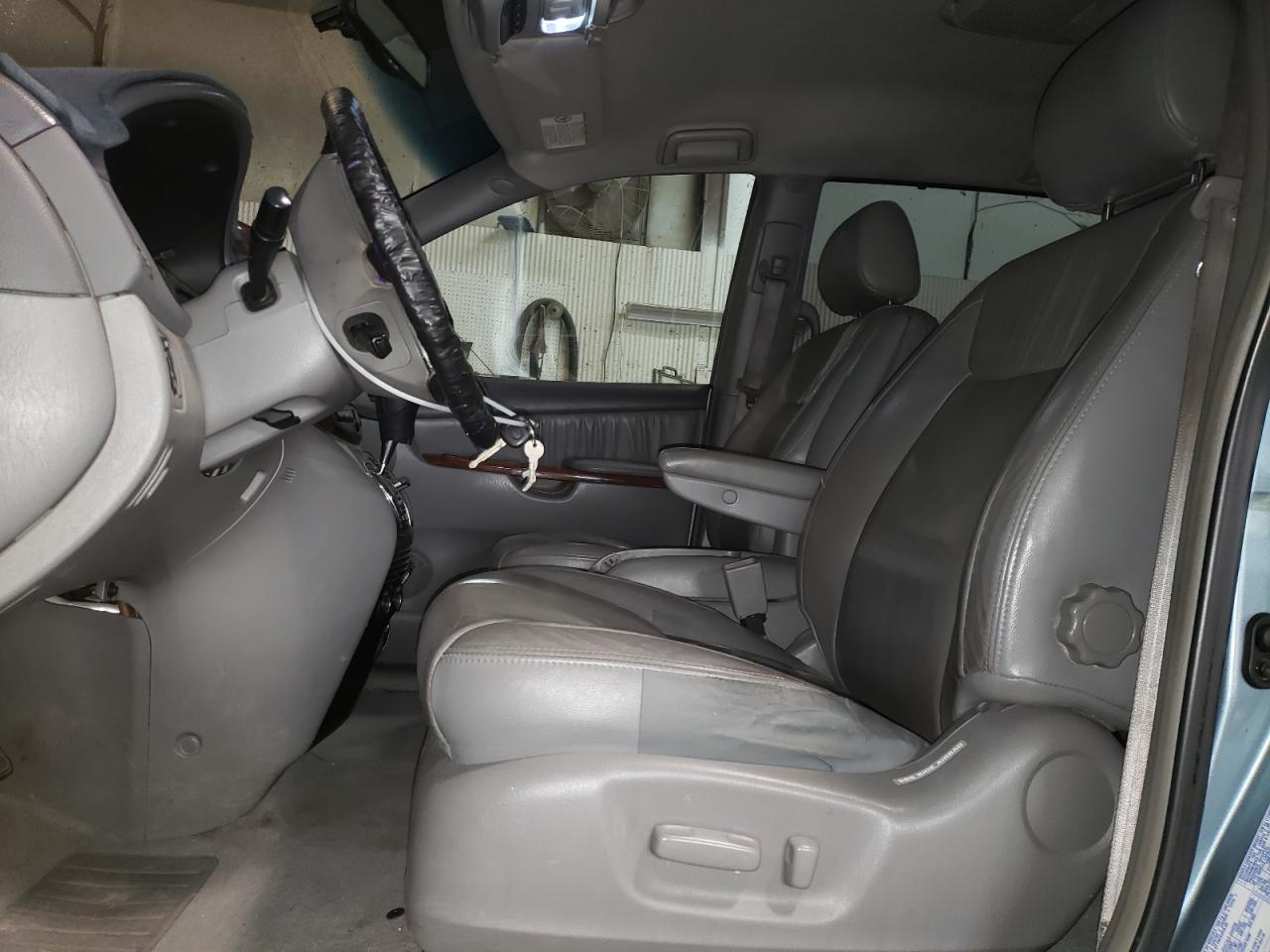 2004 TOYOTA SIENNA XLE photo 7