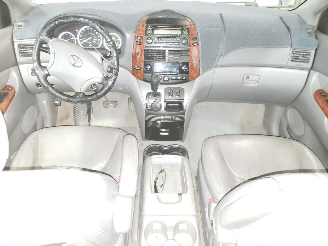 2004 TOYOTA SIENNA XLE photo 8