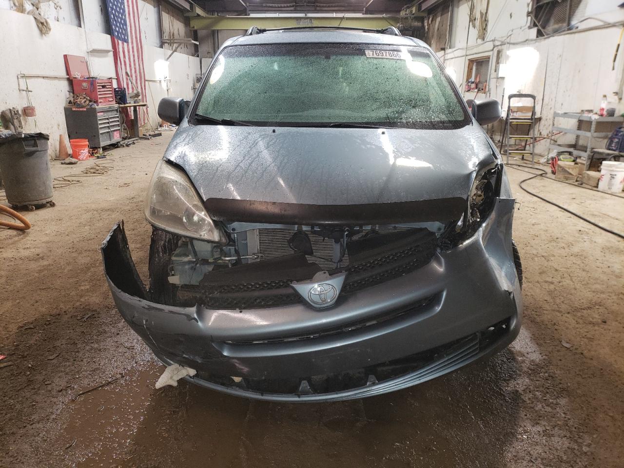 2004 TOYOTA SIENNA XLE photo 5