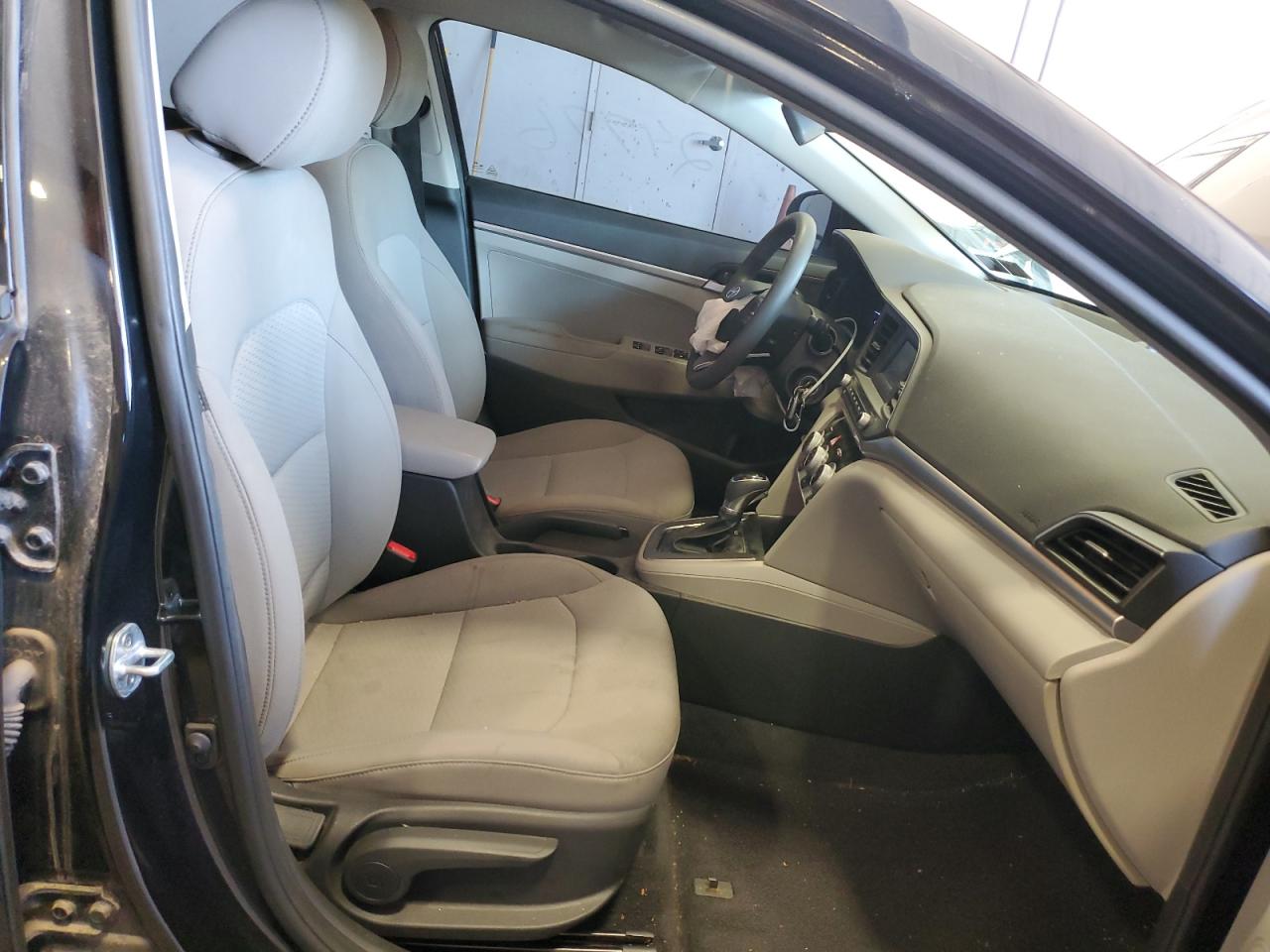 2019 HYUNDAI ELANTRA SE photo 9