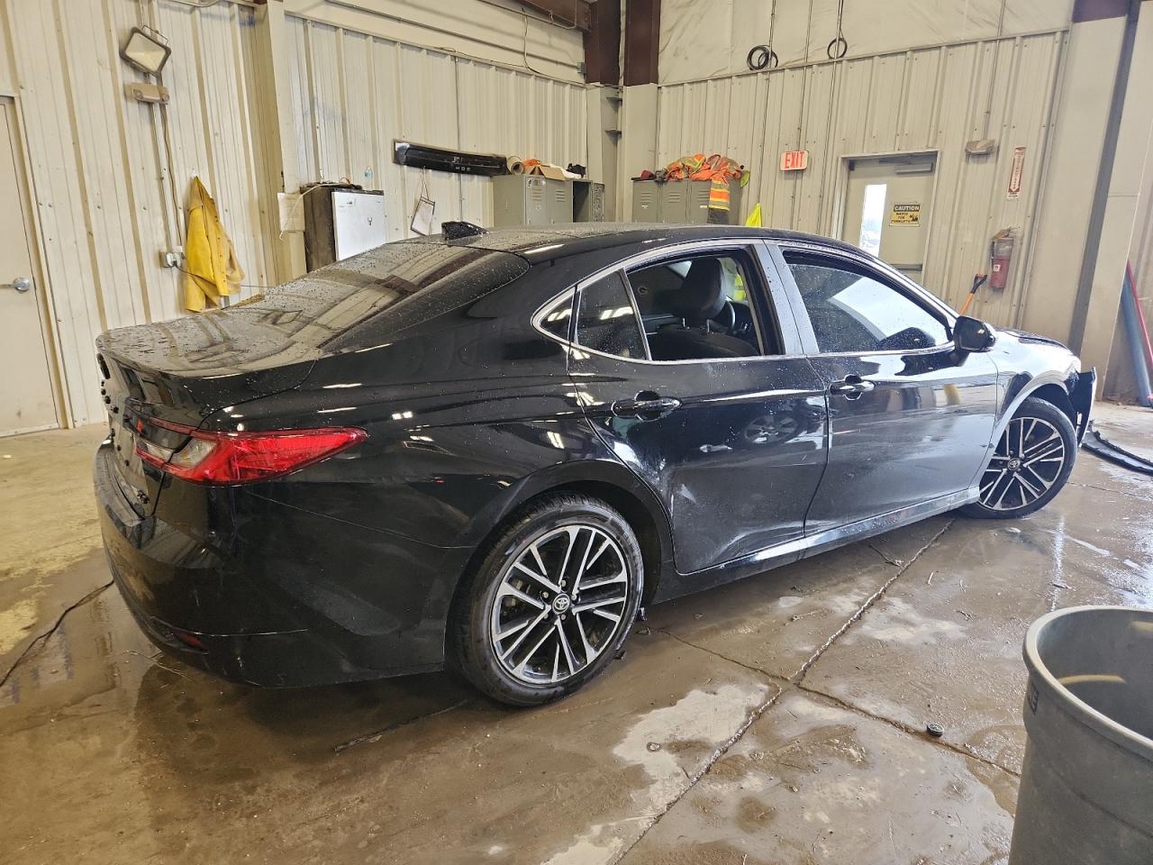 2025 TOYOTA CAMRY XLE photo 3