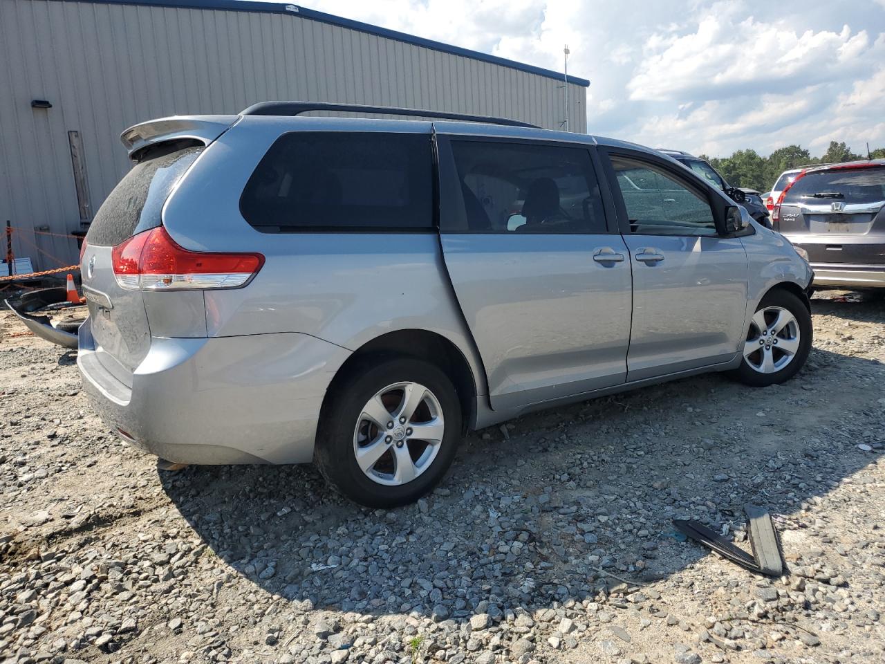 2013 TOYOTA SIENNA LE photo 3