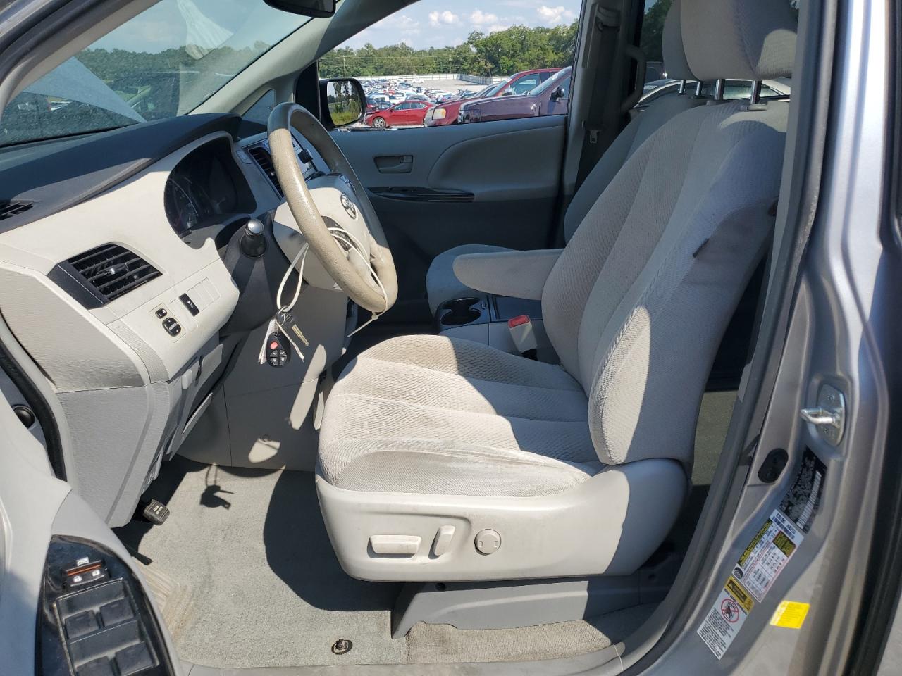 2013 TOYOTA SIENNA LE photo 7