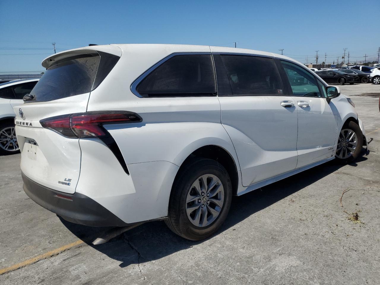2021 TOYOTA SIENNA LE photo 3