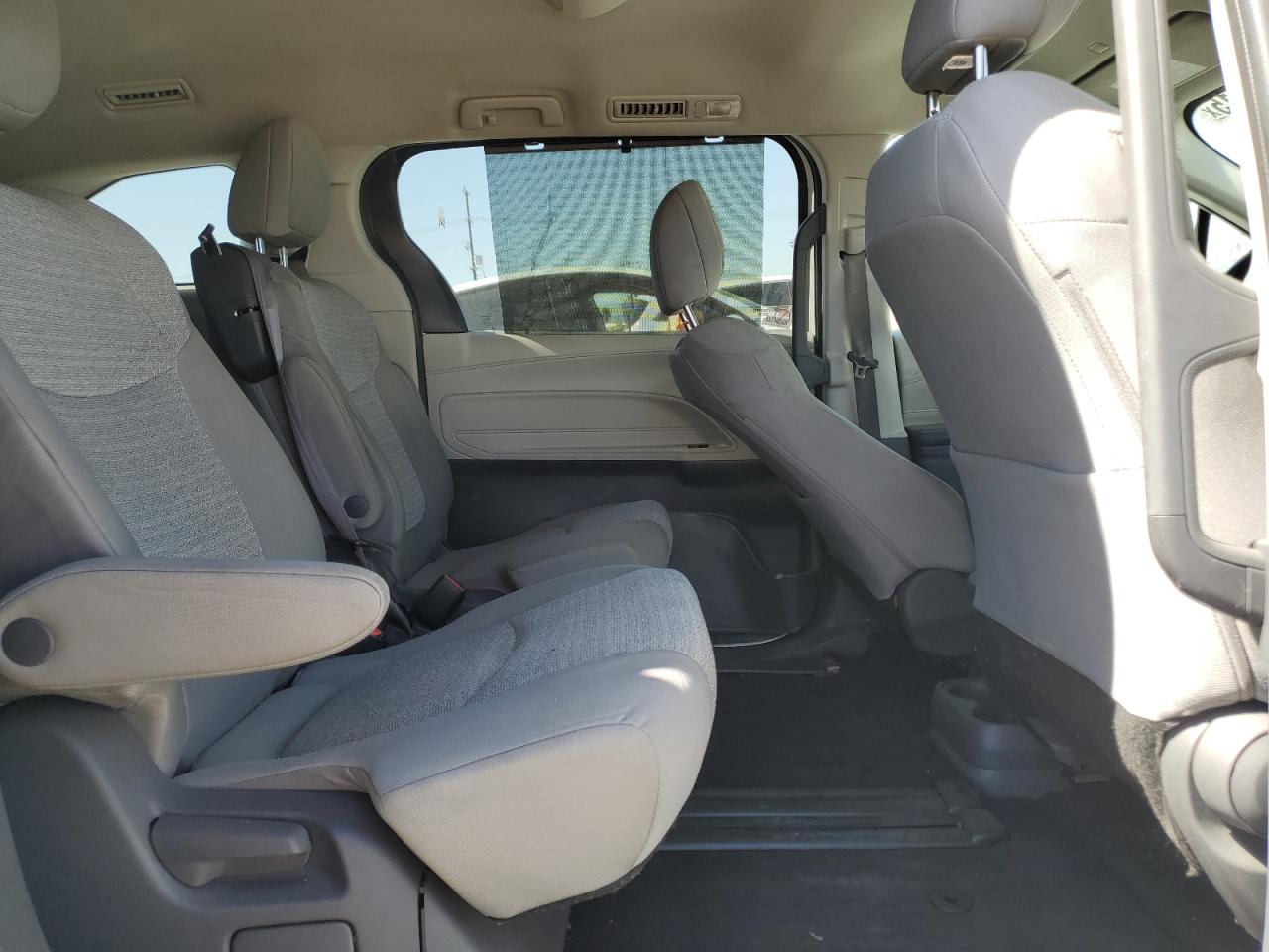 2021 TOYOTA SIENNA LE photo 11