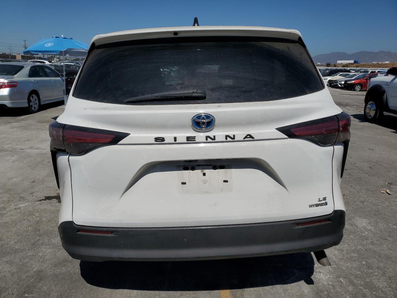 2021 TOYOTA SIENNA LE photo 6