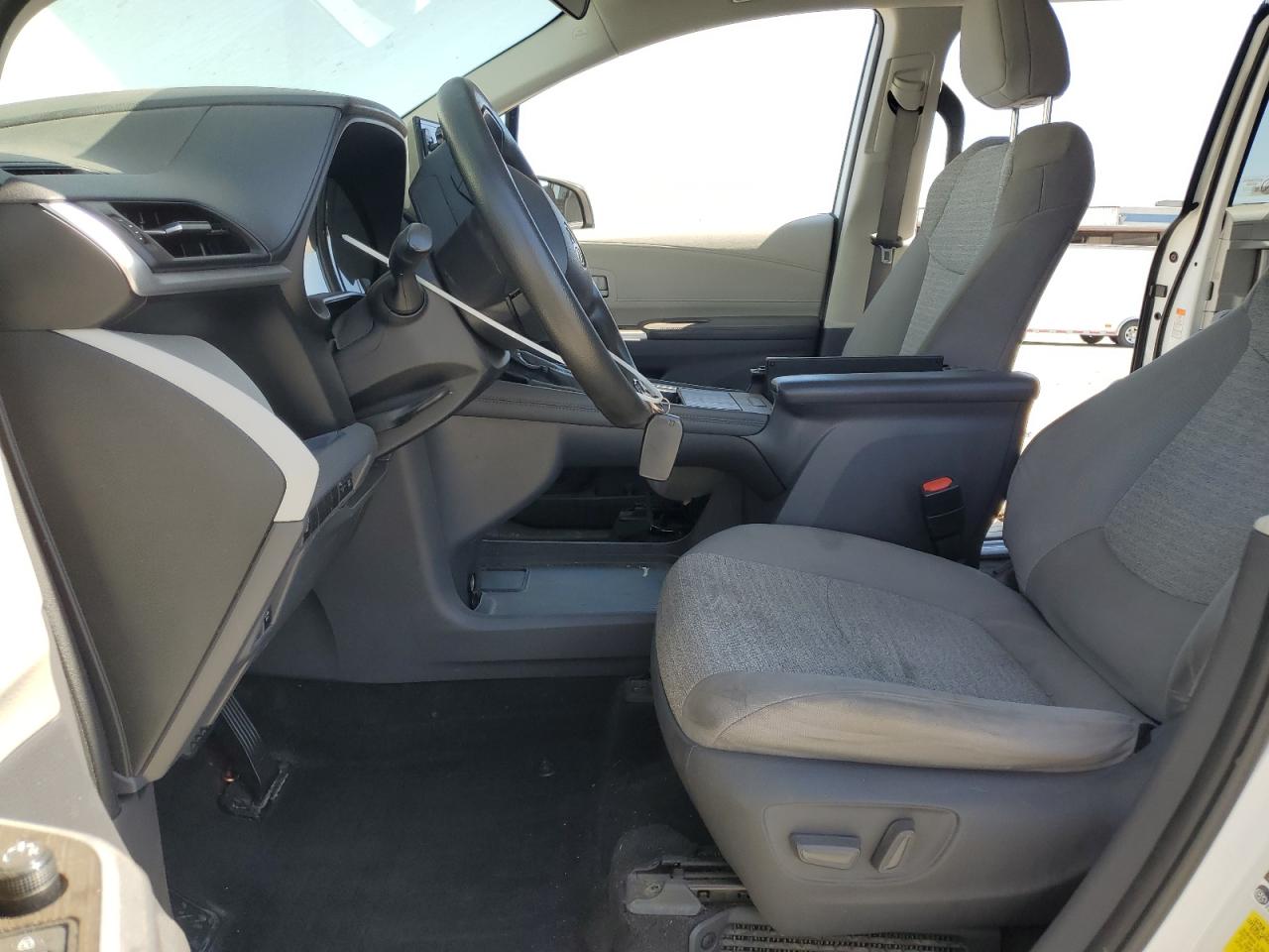 2021 TOYOTA SIENNA LE photo 7