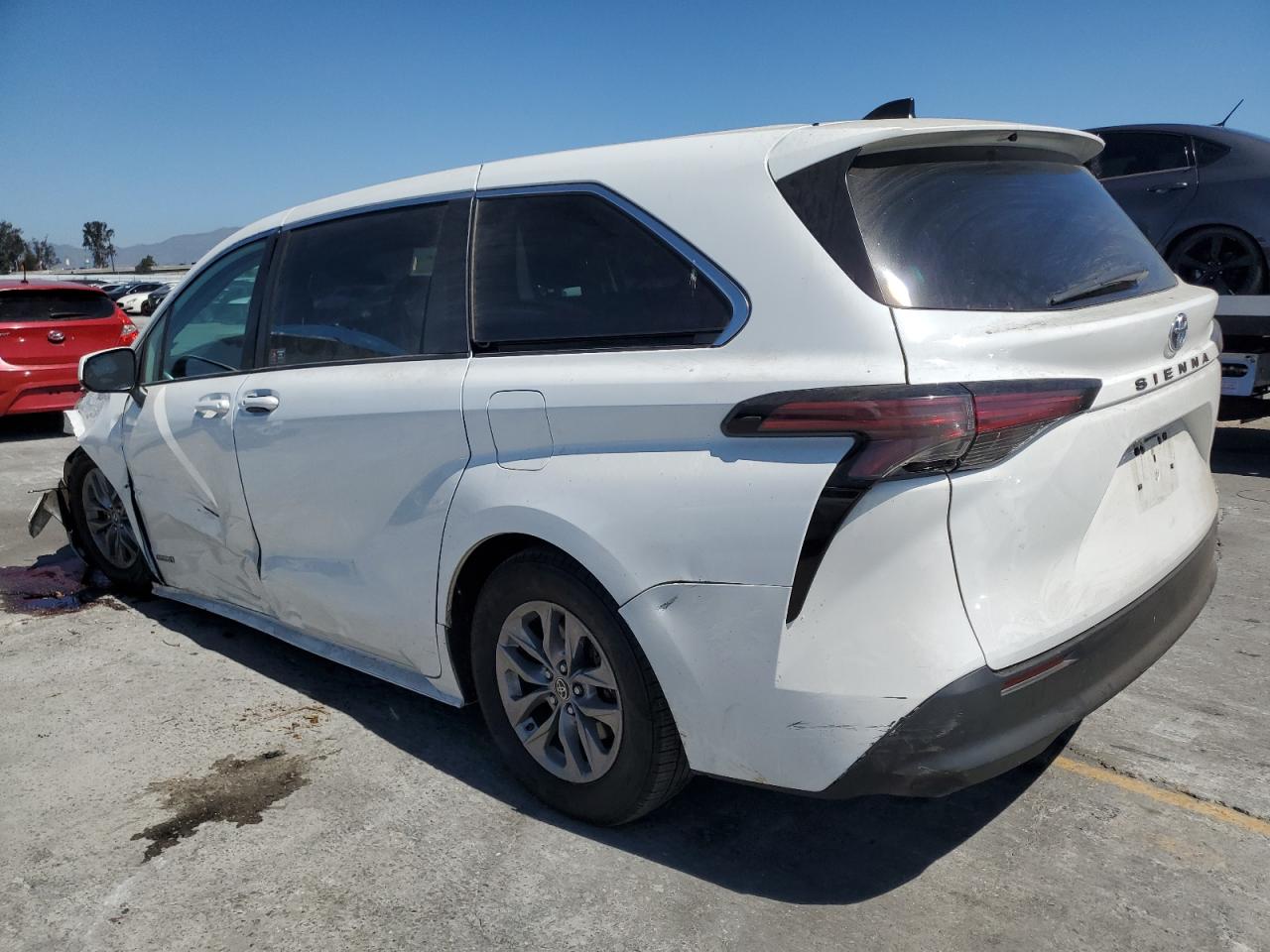 2021 TOYOTA SIENNA LE photo 2