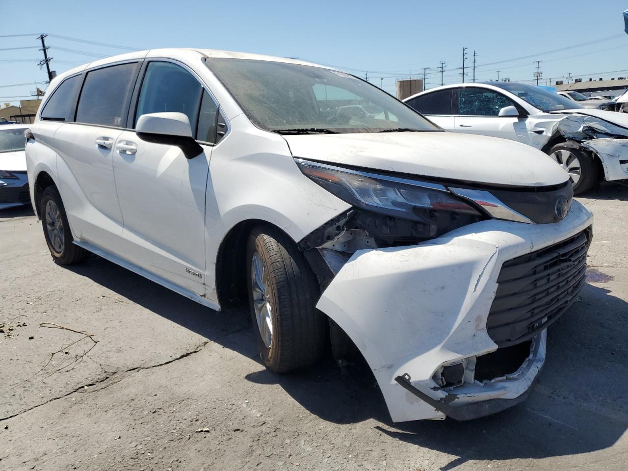 2021 TOYOTA SIENNA LE photo 4