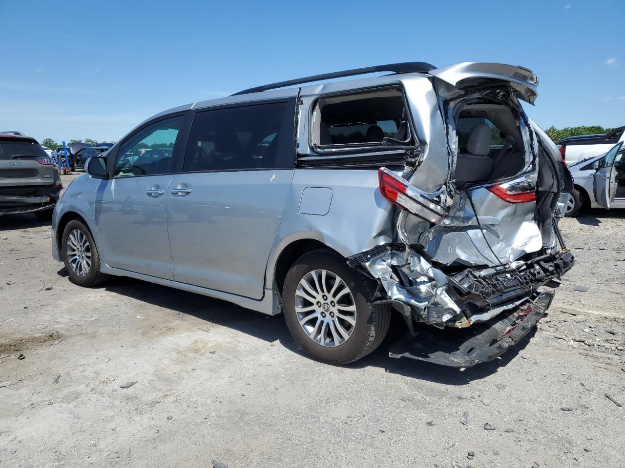 2020 TOYOTA SIENNA XLE 8-PASSENGER photo 4