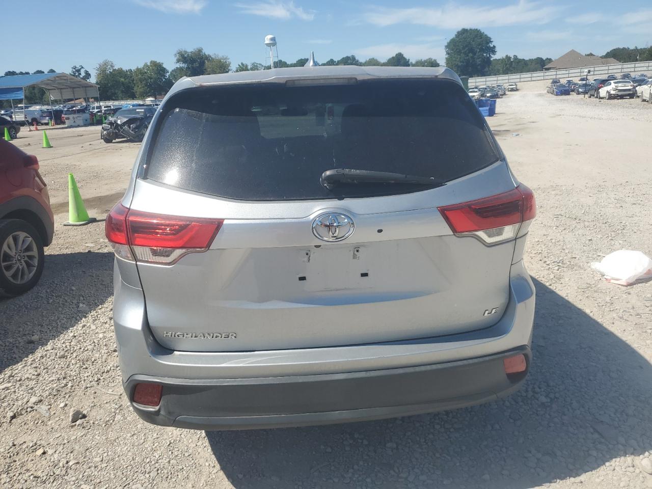 2018 TOYOTA HIGHLANDER LE photo 16