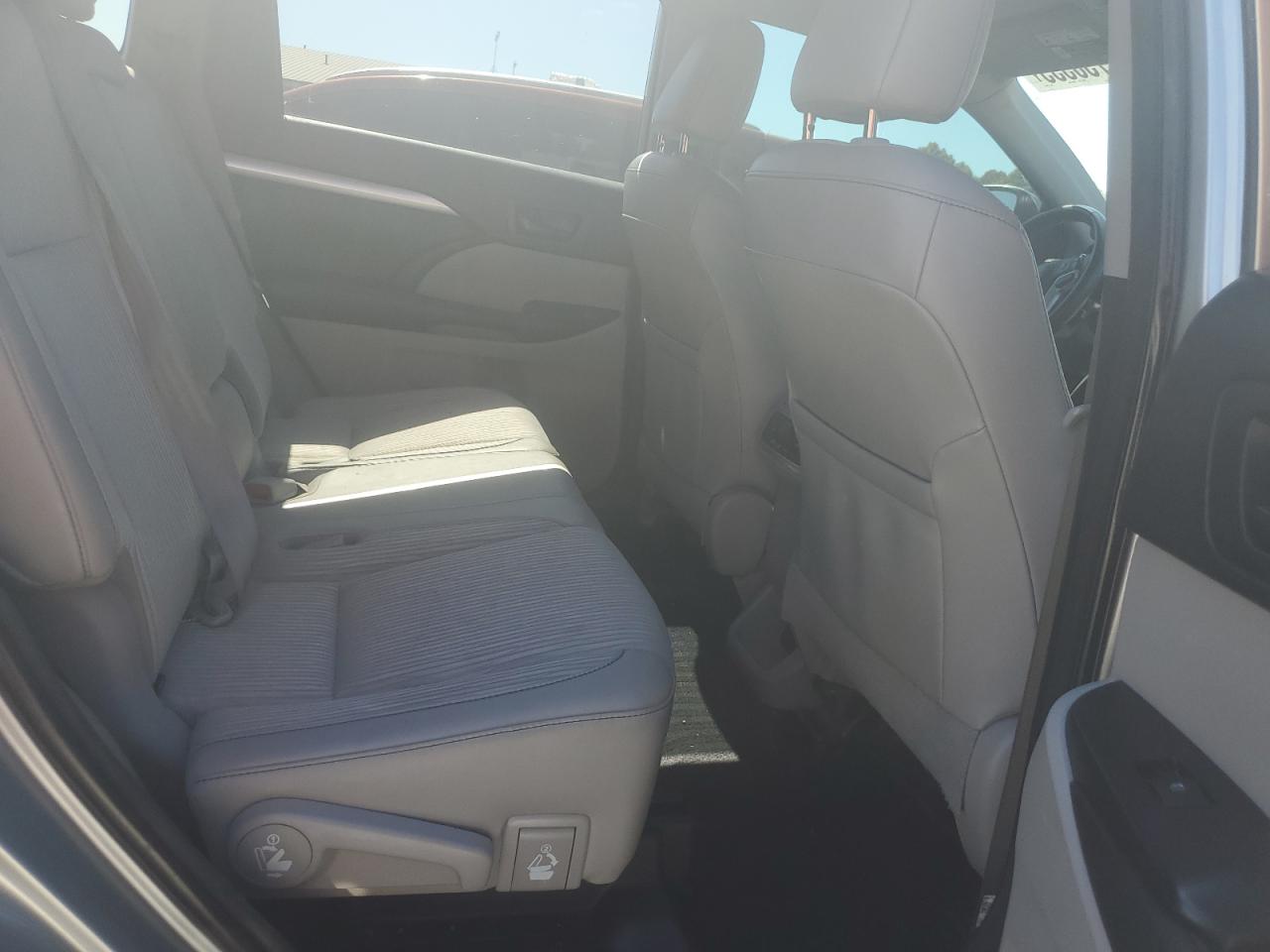 2018 TOYOTA HIGHLANDER LE photo 31