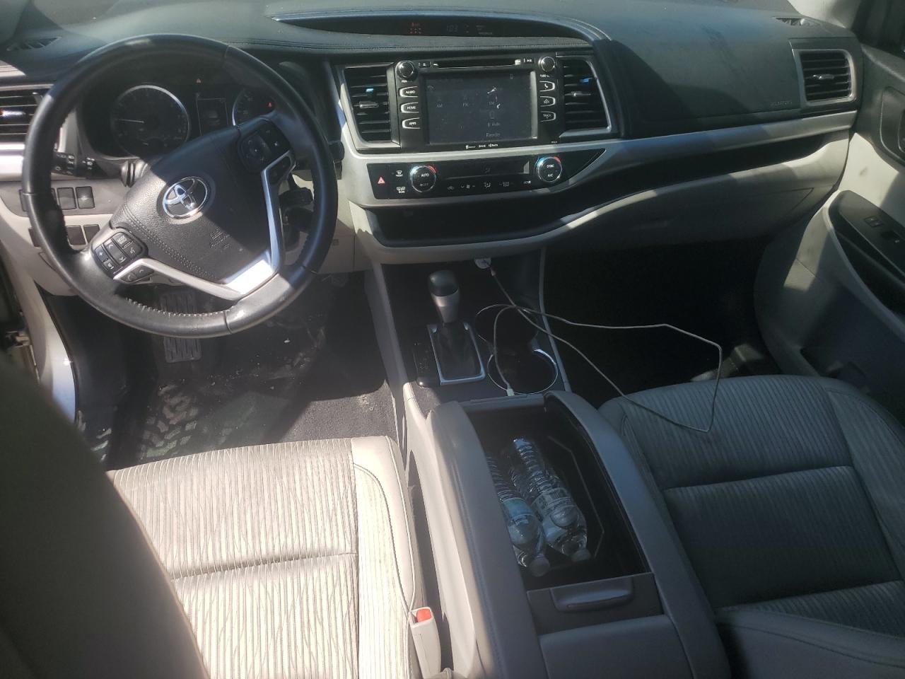2018 TOYOTA HIGHLANDER LE photo 22