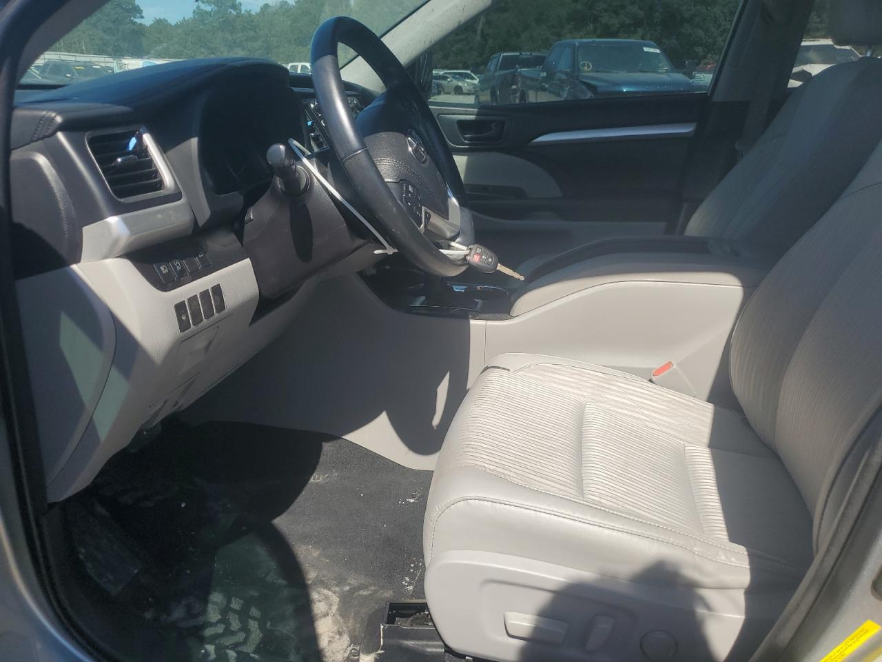 2018 TOYOTA HIGHLANDER LE photo 19