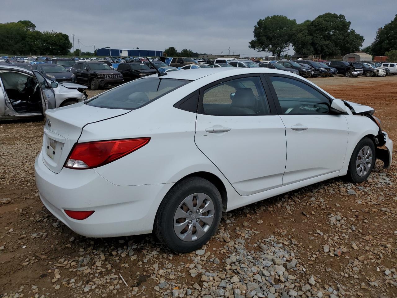 2017 HYUNDAI ACCENT SE photo 3