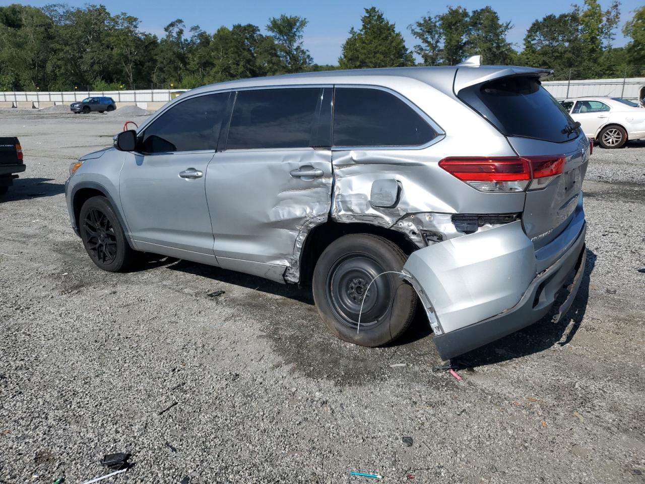 2017 TOYOTA HIGHLANDER LE PLUS photo 3