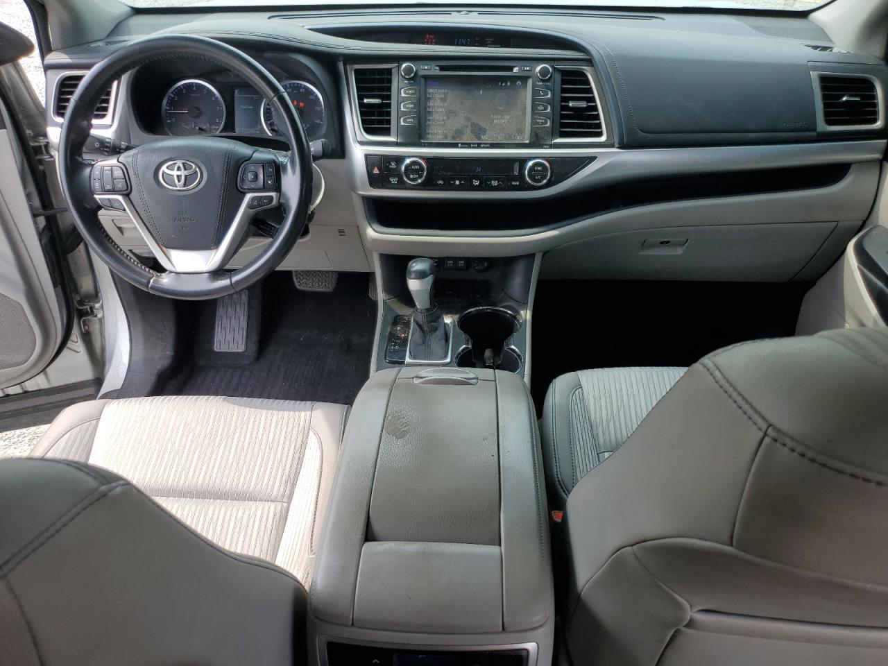 2017 TOYOTA HIGHLANDER LE PLUS photo 15