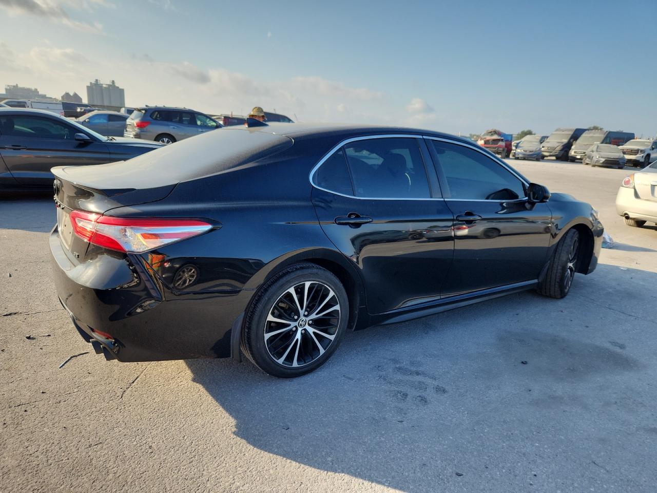 2020 TOYOTA CAMRY SE photo 3