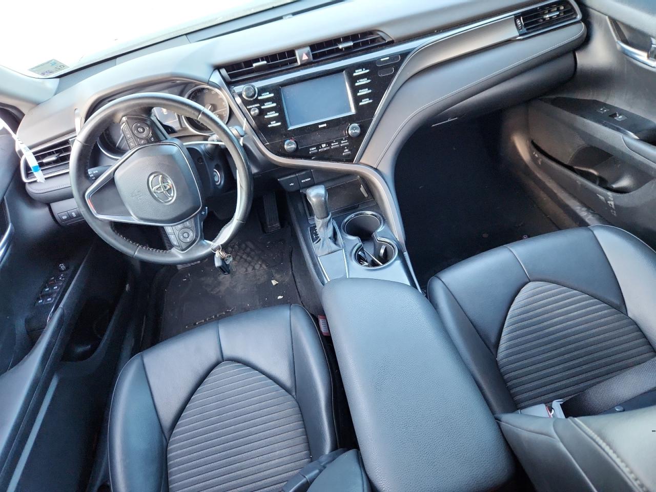 2020 TOYOTA CAMRY SE photo 8