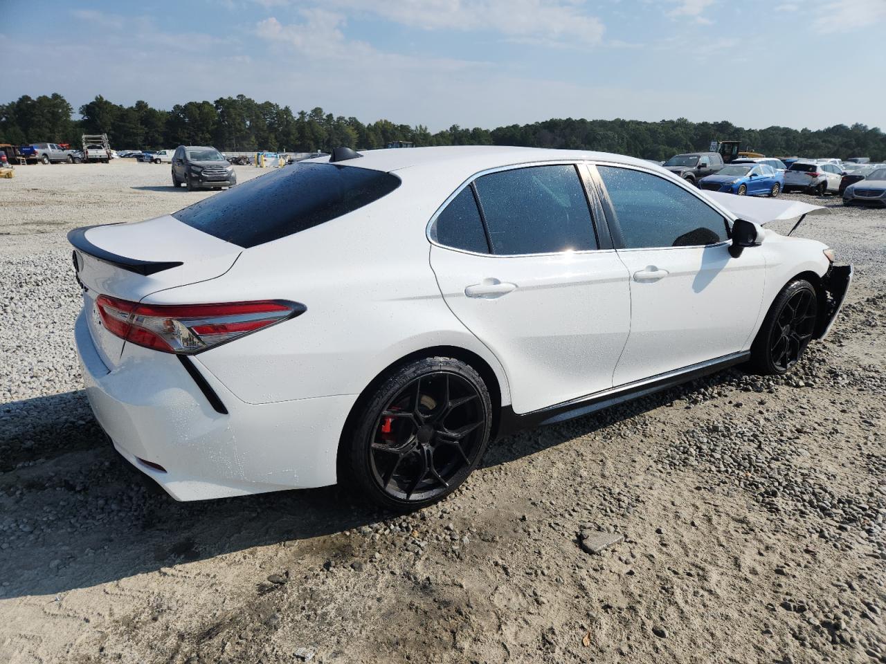 2018 TOYOTA CAMRY SE photo 3
