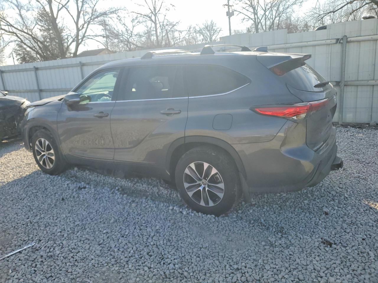 2021 TOYOTA HIGHLANDER XLE photo 3