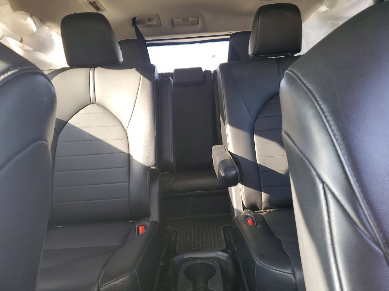 2021 TOYOTA HIGHLANDER XLE photo 19