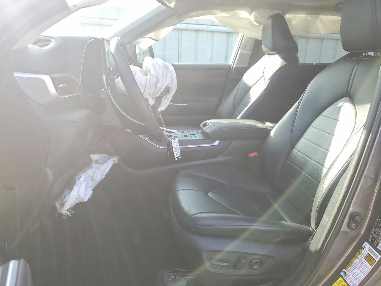 2021 TOYOTA HIGHLANDER XLE photo 13