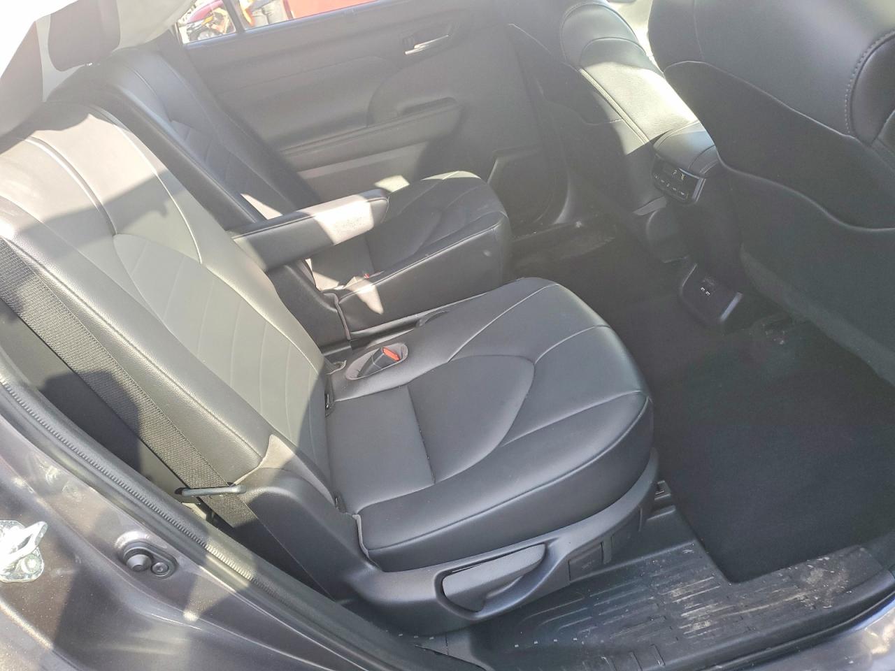 2021 TOYOTA HIGHLANDER XLE photo 21