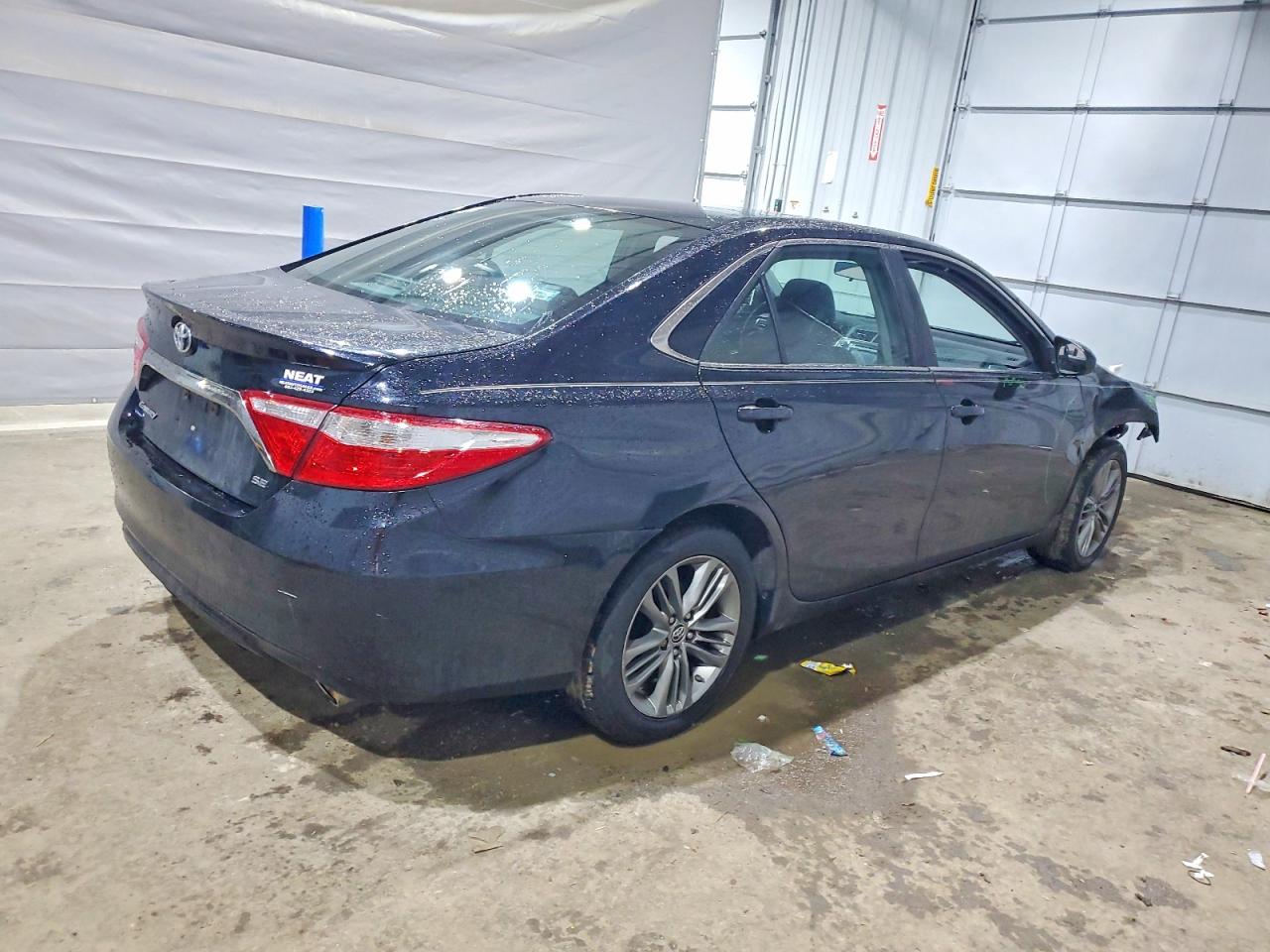 2015 TOYOTA CAMRY LE photo 3