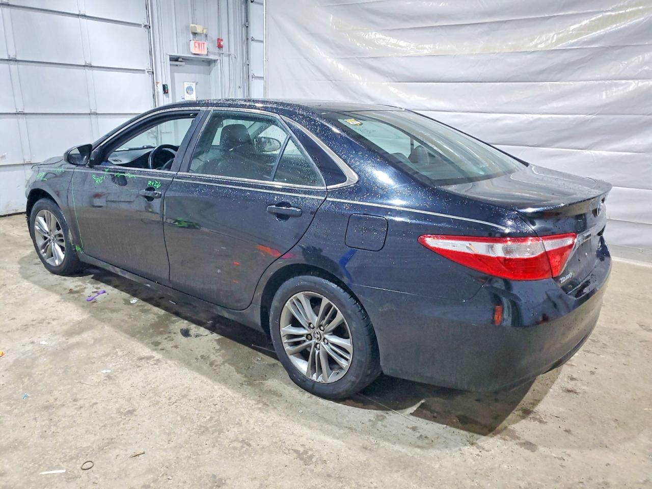2015 TOYOTA CAMRY LE photo 2